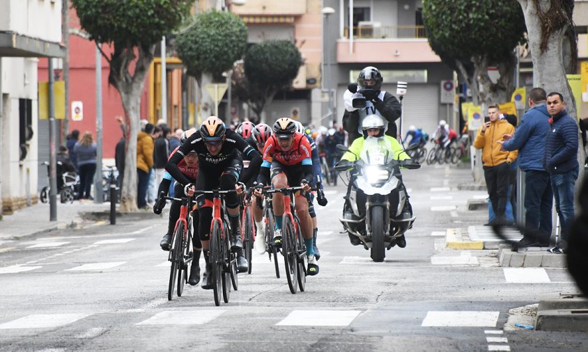 Grup de ciclistes travessant el carrer de Santa Joaquima de Vedruna en l'etapa d'ahir de la Volta Ciclista a Catalunya