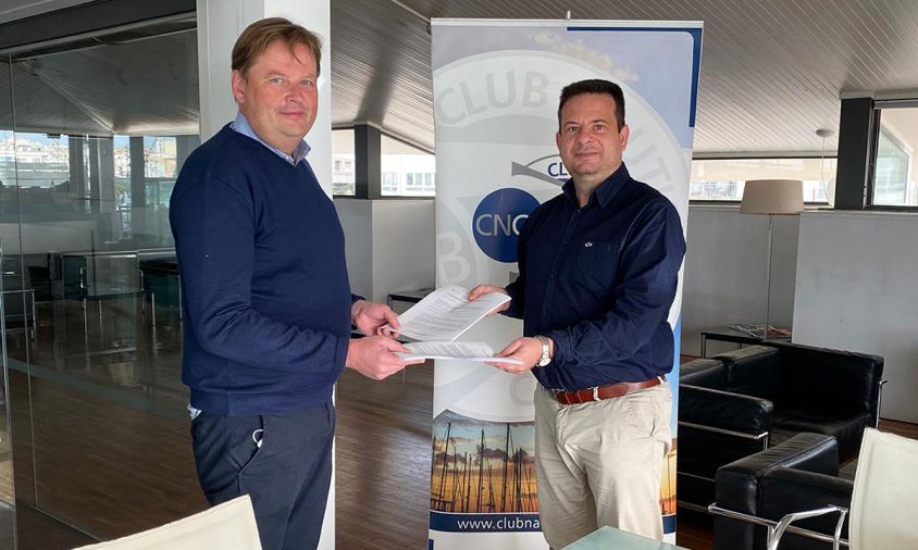 El gerent del Club Nàutic Cambrils, Claus Gunslev, amb l'alcalde Oliver Klein en la formalització de l'acord