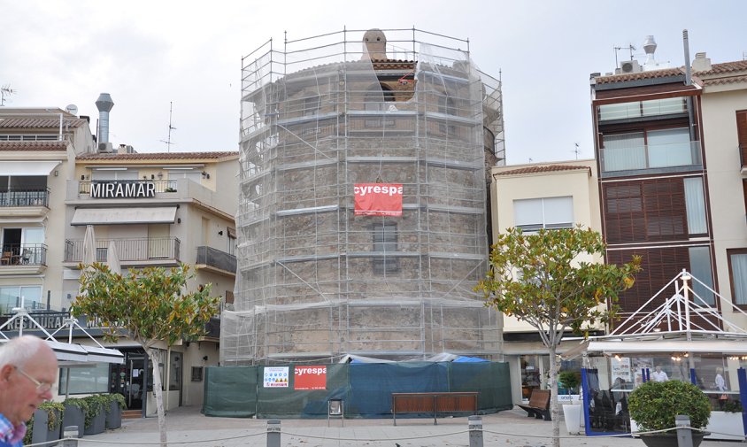 Aspecte actual de la Torre del Port on s'hi estan fent les obres de rehabilitació