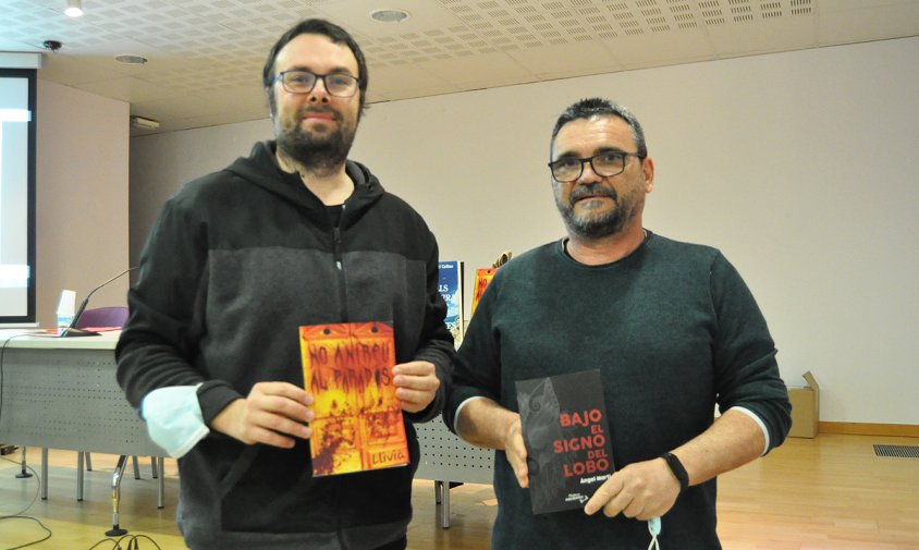 A l'esquerra, Llivià amb el seu llibre "No anireu al paradís" i Àngel Martí amb "Bajo el signo del Lobo"