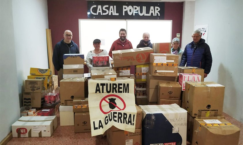 Membres del Casal El Polvorí amb el material que es farà arribar als camps de refugiats de Grècia