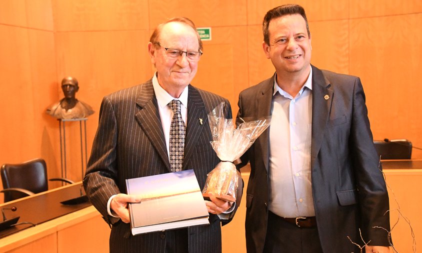 El doctor Tomás Gómez i l'alcalde Oliver Klein, en un moment de l'acte de reconeixement dels 50 anys d'exercici de la medicina, ahir, a la sala de plens