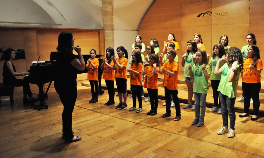 Les dues corals participants a la Trobada de Corals Infantils van cantar les dues darrers cançons del conecrt de manera conjunta