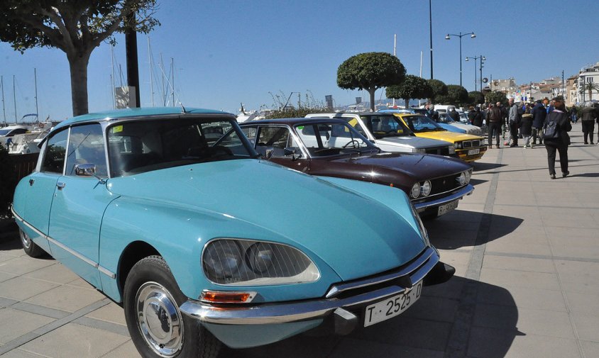 Exposició de vehicles clàssics al Mollet del Rec, ahir al matí