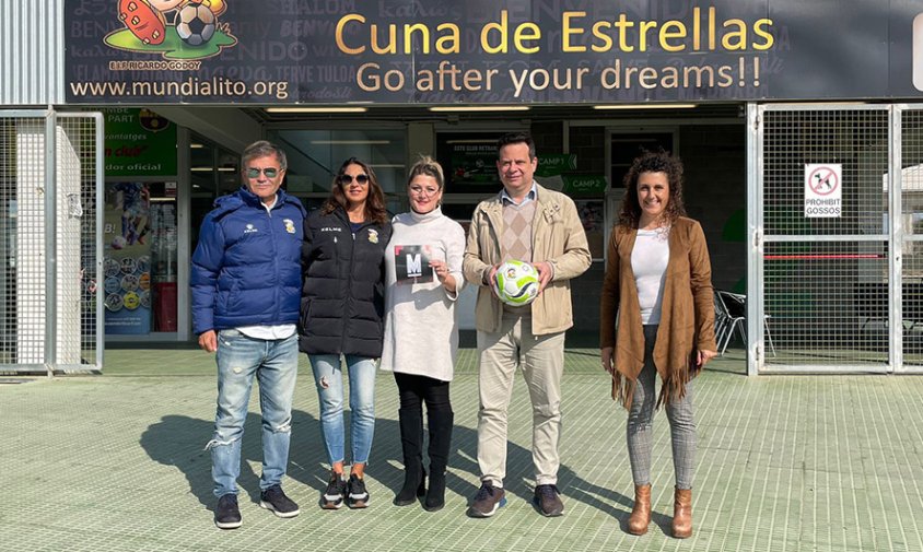 D'esquerra a dreta: Ricardo Godoy, organitzador del torneig; Nilda Gutiérrez, directora del Mundialito; Natàlia Pleguezuelos, regidora d'esports; Oliver Klein, alcalde de Cambrils, i Yolanda Burgos, regidora de turisme
