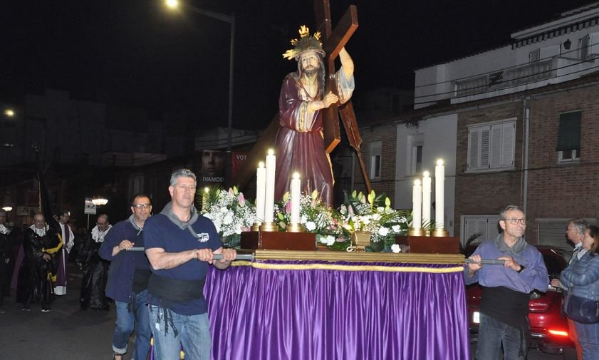 Imatge de la professó del trasllat de la imatge de Jesús Natzarè des de la parròquia de Sant Pere fins la parròquia de Santa Maria, l'abril de 2019