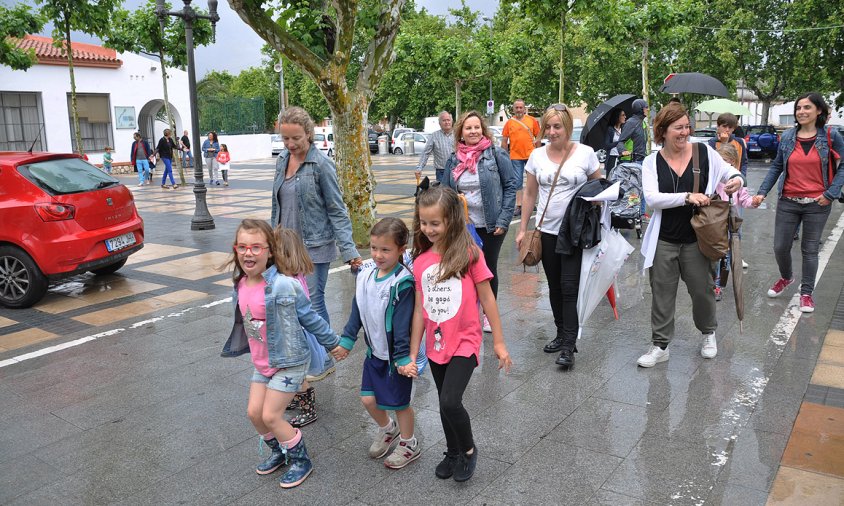 Els veïns i l'Ampa de l'Escola de Música van reivindicar, ahir, una solució pel vial que travessa el passeig d'Albert prop de l'Escola de Música