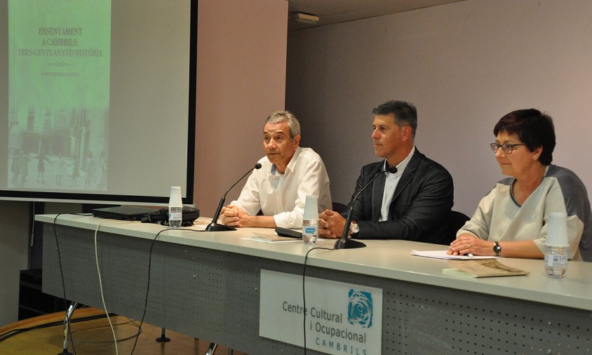 Josep Bertran Cuders, Lluís Abella i Pilar Casas, ahir, a la presentació del llibre "Ensenyament a Cambrils: Tres-cents anys d'història"