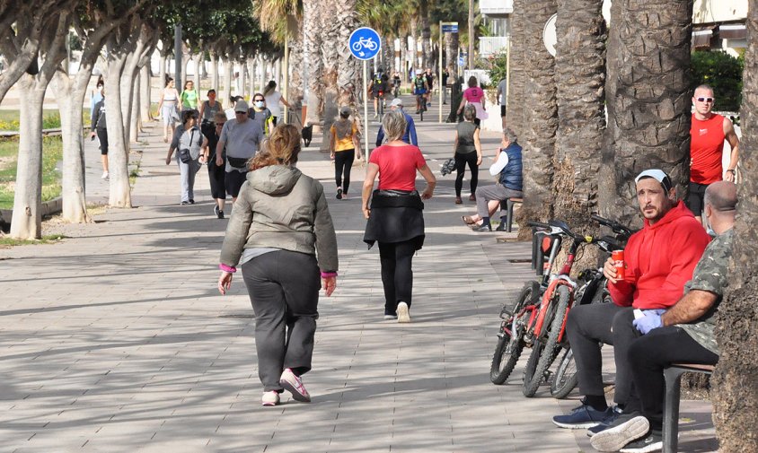 Imatge d'arxiu de gent passejant pel passeig de Ponent