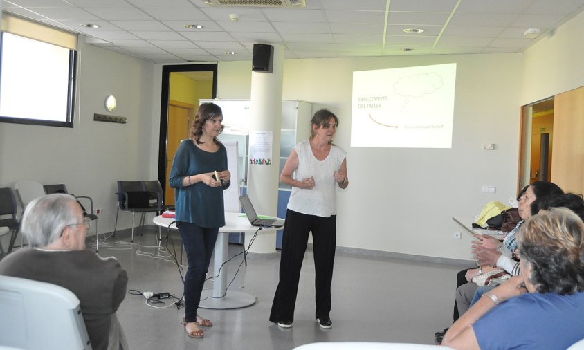 Imatge del taller que es va fer, ahir a la tarda, al Casal Municipal de la Gent Gran