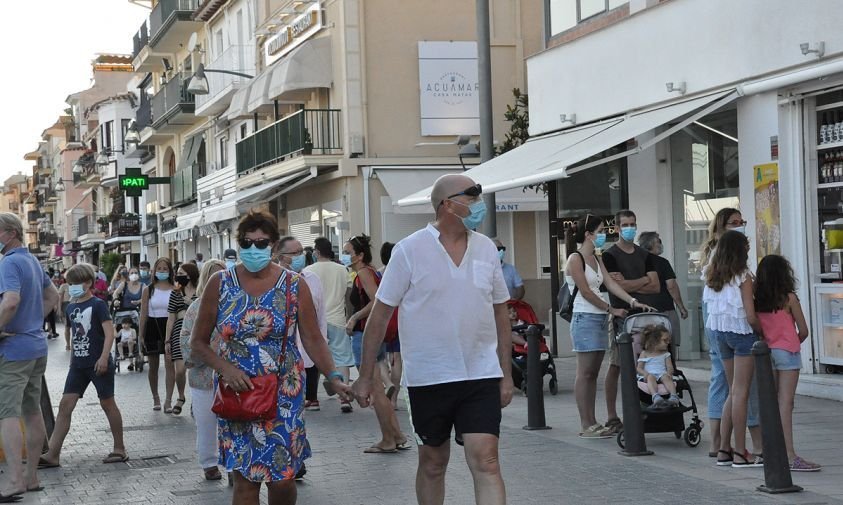 Imatge d'arxiu de gent passejant pels carrers del Port amb la mascareta posada