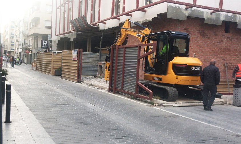 Tanca que limita les obres de construcció de l'hotel del Pòsit per la part del carrer de Pau Casals