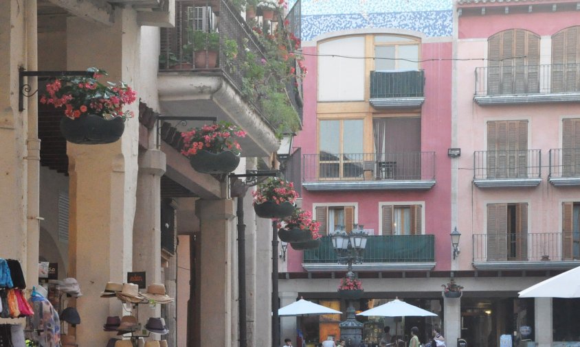 Imatge d'ornaments florals a la plaça de la Vila