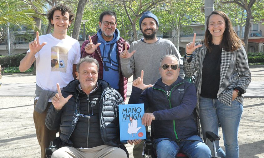 Els tres germans Oliveras amb el periodista Xavier Grasset i, al davant l'Ildefons Oliveras i el cambrilenc Sisco Morell