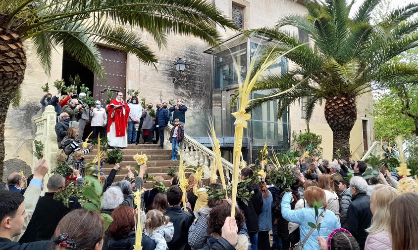 Benedicció de les palmes i els rams, ahir al matí, al pati de l'Ermita