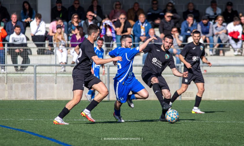 Un moment del partit entre el Cambrils Unió i la Canonja