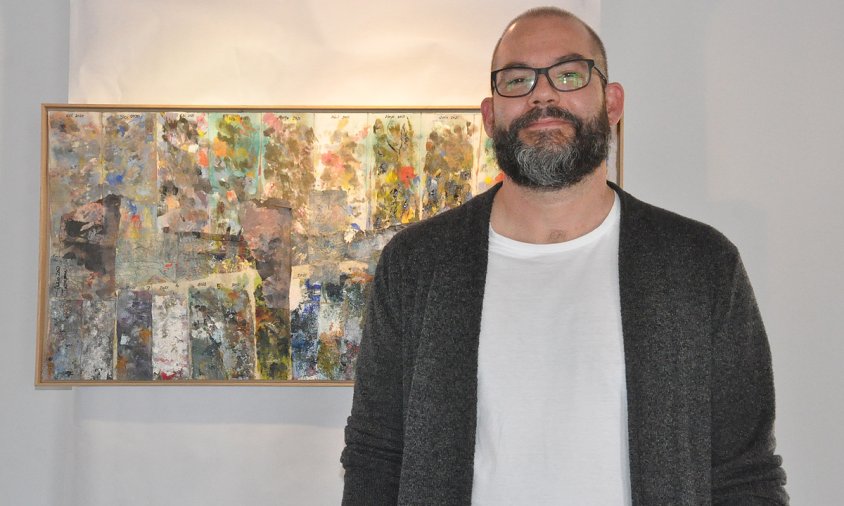 L'artista Luis San José amb una de les obres de l'exposició