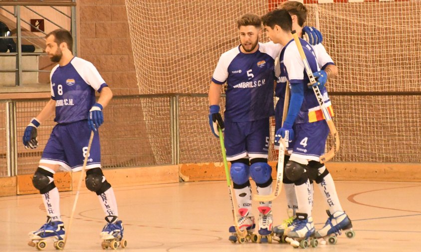 Jugadors del Cambrils CH celebrant un gol en un partit disputat aquest passat mes de febrer