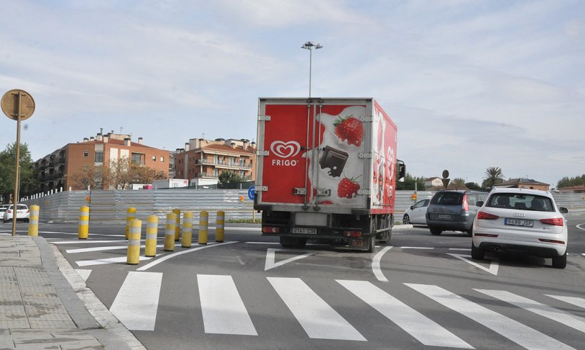 S'han dibuixat els dos carrils, un d'accés a la rotonda i l'altre de sortida a l'antiga carretera N-340