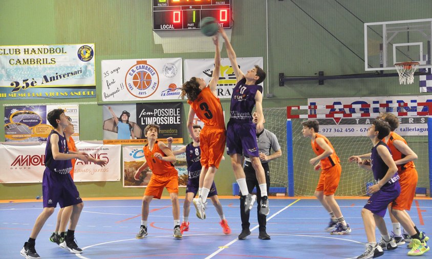 Inici del partit de la final infantil masculí entre el TGN Bàsquet i el Colegio Doctor Azúa de Saragossa