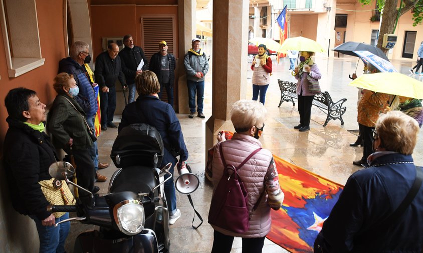 Les Àvies i Avis es van haver de refugiar sota els porxos de la plaça de la Vila en la concentració d'ahir