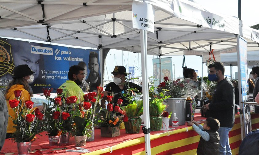 Imatge de la carpa solidària que es va muntar l'any passat amb motiu de la diada de Sant Jordi