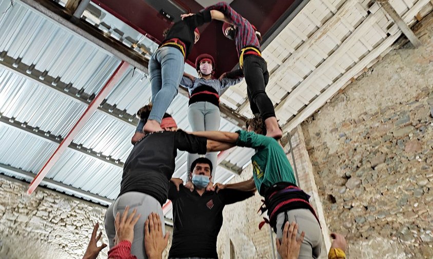 Un moment dels assajos dels Xiquets de Cambrils al local de la colla