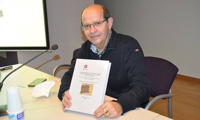 Francisco Andrés Lascorz amb un exemplar del seu darrer llibre