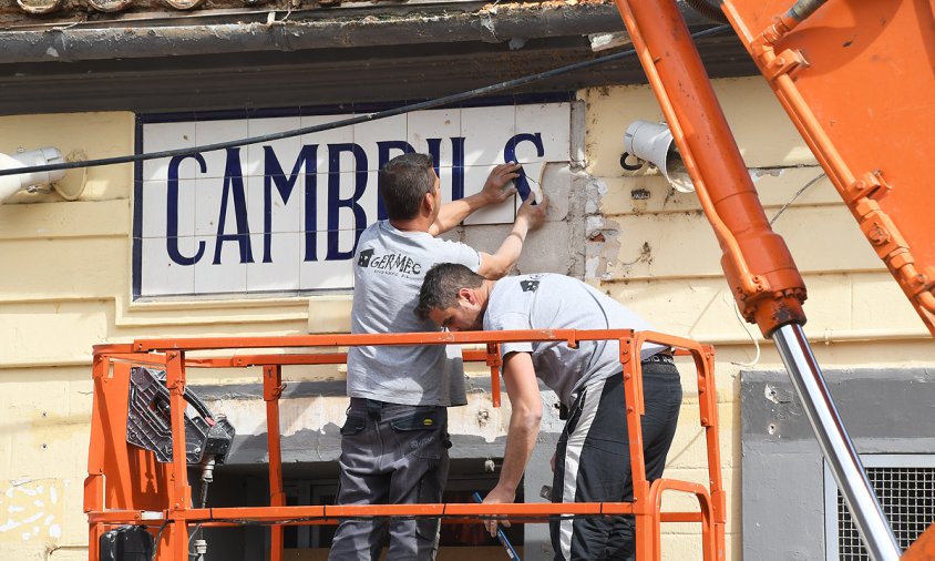 Dos operaris en el moment de retirar les ceràmiques de la façana de l'estació