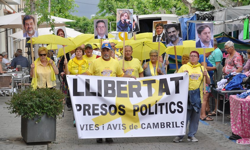 Els Avis i Àvies, ahir, al seu pas pel costat de les parades del mercadet, al passeig d'Albert