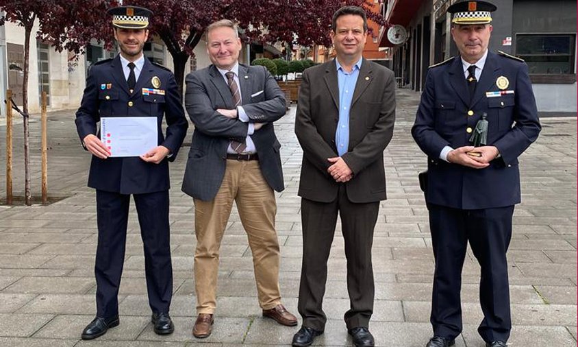 L'alcalde Oliver Klein i el regidor David Chatelain amb els caps de la Policia Local de Cambrils