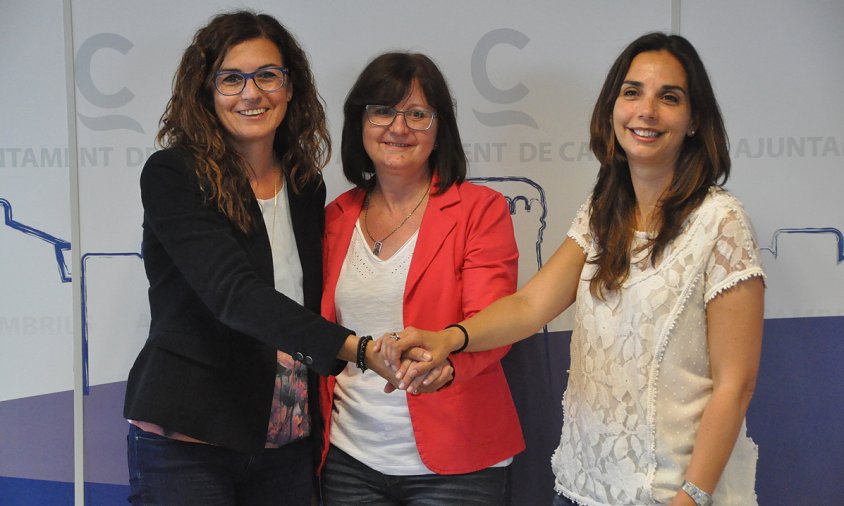 Imatge de la roda de premsa del pacte de govern entre Camí Mendoza (ERC), Mercè Dalmau (PDeCAT-CiU) i Ana López (PSC), el 28 de maig de 2015