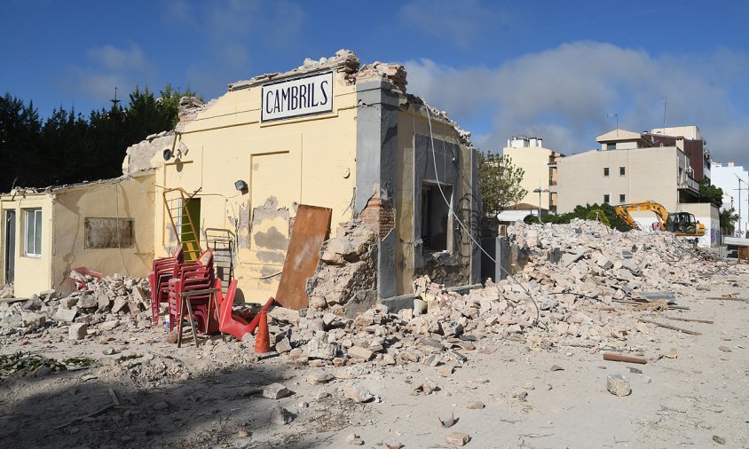 Ahir va quedar derruït l'edifici de l'antiga estació de tren i només va quedar dempeus la paret orientada al sud amb el cartell de ceràmica amb el nom de Cambrils