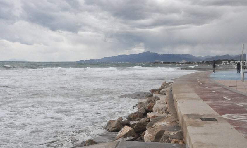 Imatge del temporal de mar a la platja de la Riera d'Alforja, el passat dissabte al matí