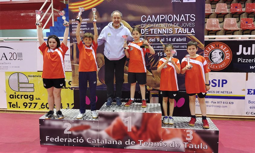 Els representants del CTT Cambrils al podi amb l'entrenador Miguel Ángel González