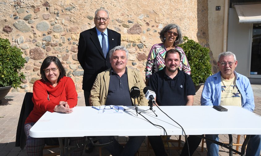 Membres de l'Associació Defensem el Port, avui, davant la torre del Port