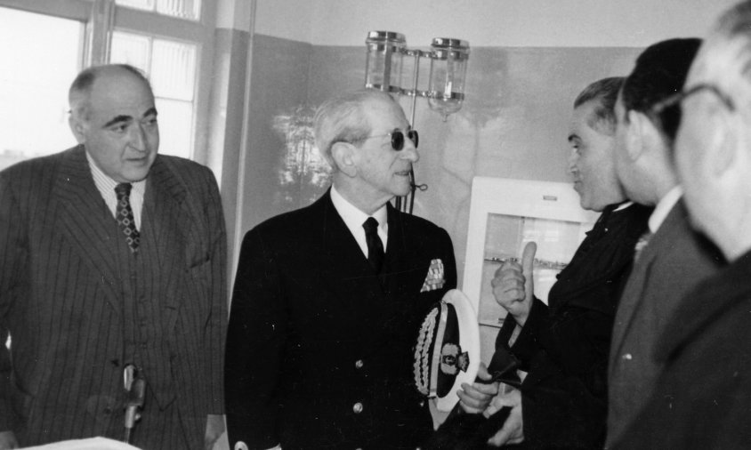 Visita al dispensari de la Mutualitat d'Accidents a la Mar i el Treball de l'almirall Rafael Estrada Arnàiz, president delegat de l'Institut Social de la Marina a Cambrils / Maig 1954