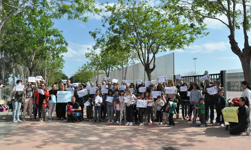 Concentració, ahir a la tarda, a les portes de l'escola Mas Clariana