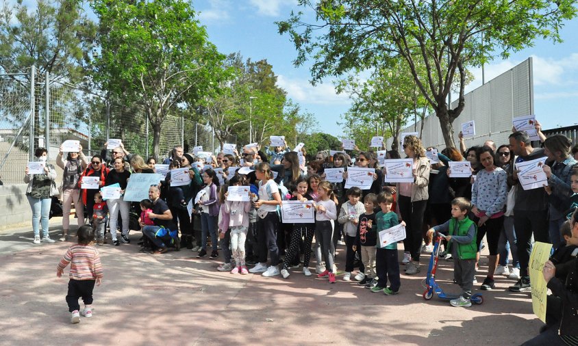 Un moment de la concentració a les portes de l'escola, el passat dimarts a la tarda