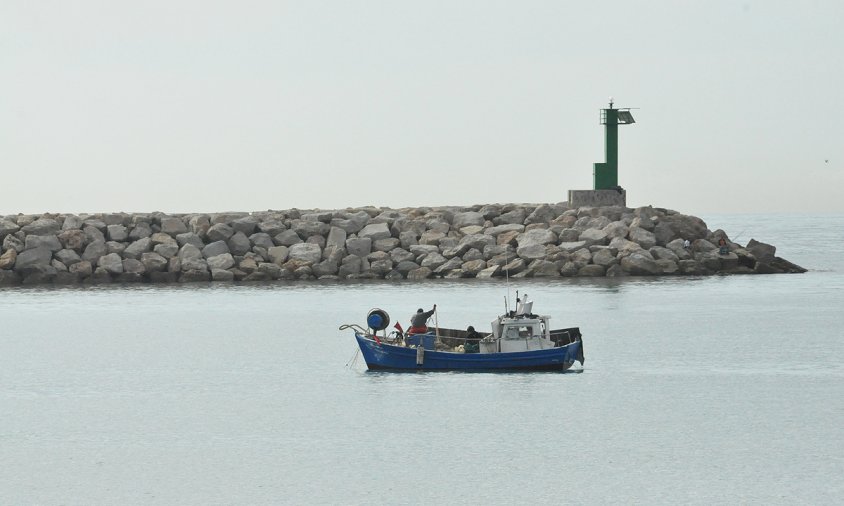Petita embarcació de pesca a l'entrada del port de Cambrils