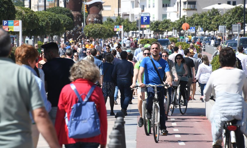 Gent passejant pel passeg del port, el Diumenge de Pasqua