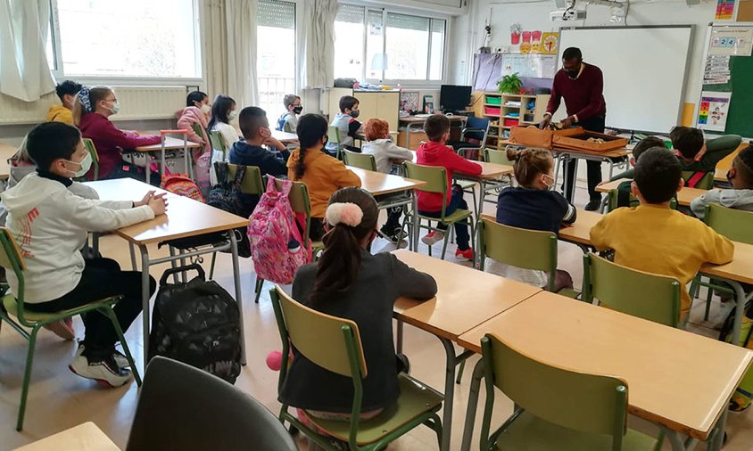 L'escriptor camerunès Inongo-vi-Makomé en una xerrada en una classe