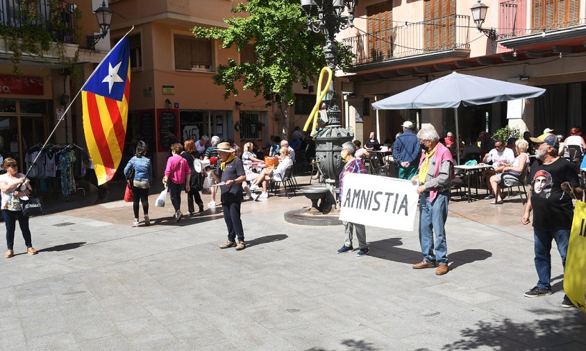 Un moment de la concentració de les Àvies i Avis, ahir, a la plaça de la Vila