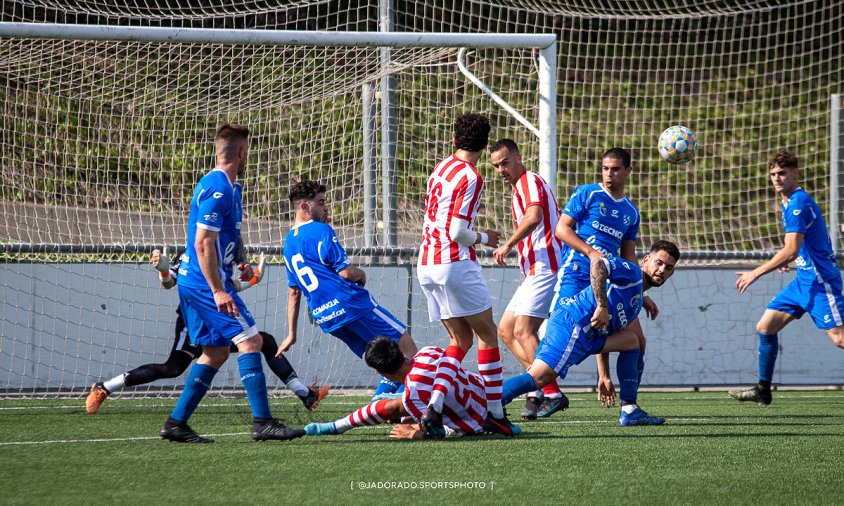 Un moment del partit entre el Cambrils Unió i el Tortosa