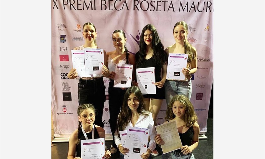 Foto de grup d'alumnes de l'Estudi Giselle que van rebre una beca de formació