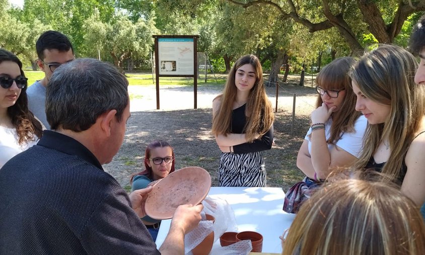 Els alumnes de l'Institut Cambrils realitzant preparatius per al festival Tarraco Viva