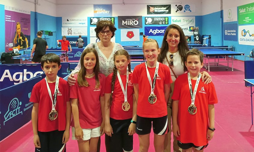 Els jugadors cambrilencs amb les seves medalles