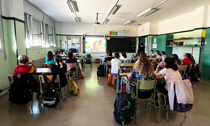 Un grup de 5è de l'Escola Mestral participant en un dels tallers