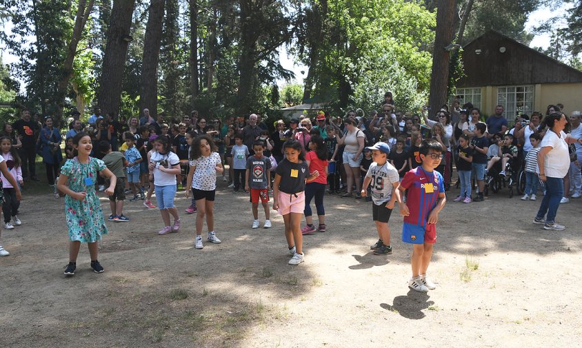 Els alumnes participants al projecte aproPA'T, en el ball de cloenda