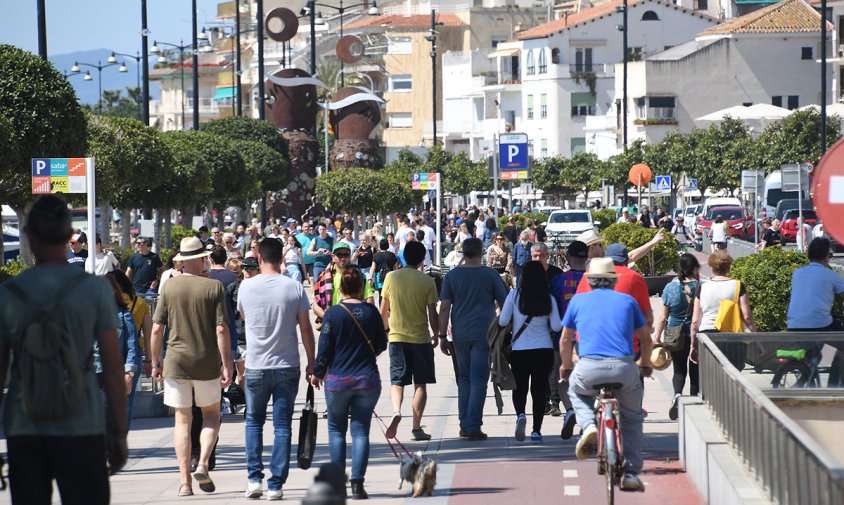 Imatge de gent passejant pel Port aquesta passada Setmana Santa
